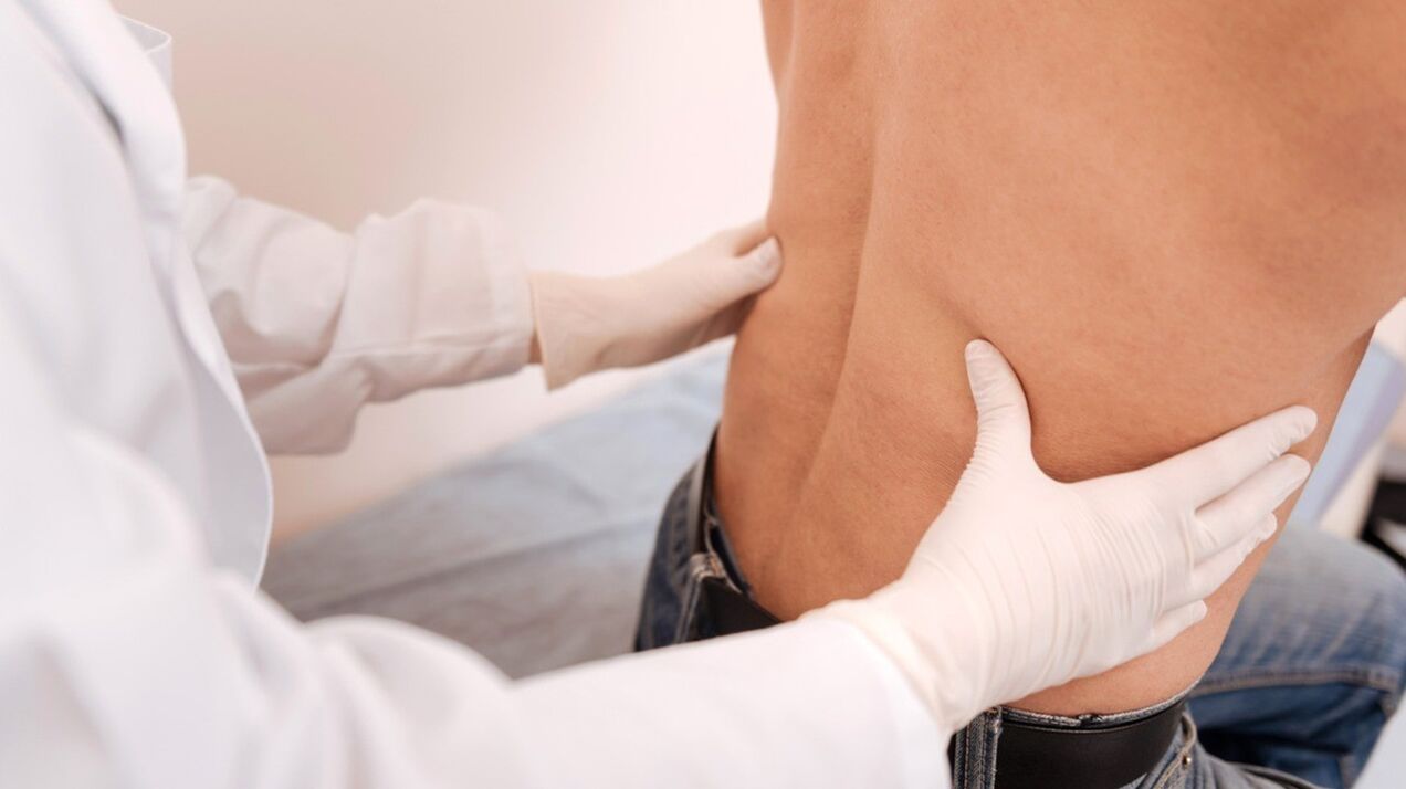 Erstuntersuchung eines Patienten mit Schmerzen im unteren Rückenbereich.
